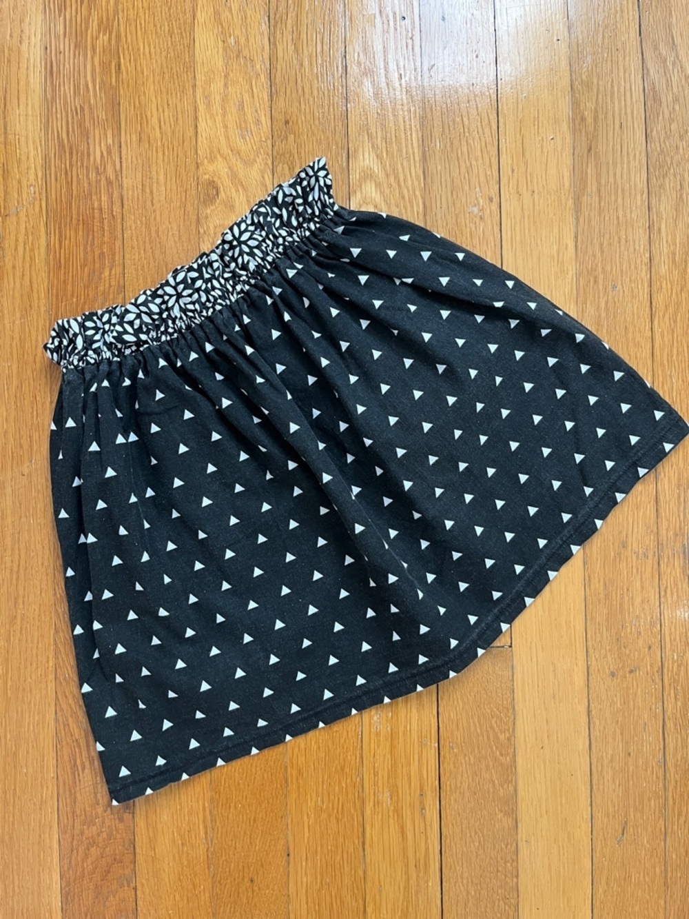 Size 5T Girls Handsewn 100% Cotton Black and White Triangles Skirt